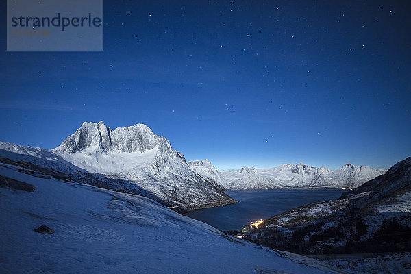 Sterne der Polarnacht auf dem Gipfel des Senjahopen und dem zugefrorenen Meer  Senja  Mefjordbotn  Provinz Troms  Norwegen  Skandinavien  Europa
