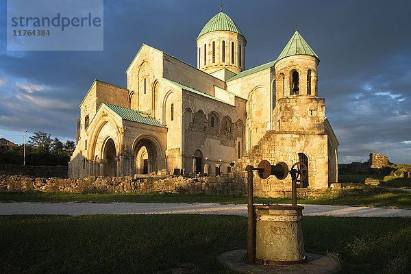 Bagrati-Kathedrale (Mariä-Entschlafens-Kathedrale) (Kathedrale von Kutaisi) bei Sonnenuntergang  UNESCO-Weltkulturerbe  Kutaisi  Region Imereti  Georgien  Kaukasus  Asien
