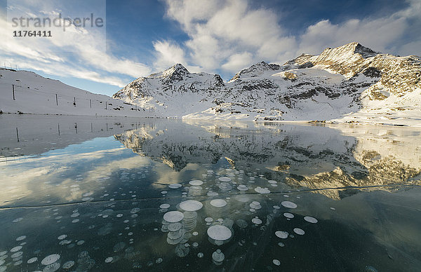 Eisblasen umrahmen die verschneiten Gipfel  die sich im Lago Bianco spiegeln  Berninapass  Kanton Graubünden  Engadin  Schweiz  Europa