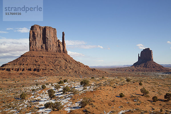 West Mitten Butte auf der linken Seite und East Mitten Butte auf der rechten Seite  Monument Valley Navajo Tribal Park  Utah  Vereinigte Staaten von Amerika  Nord Amerika