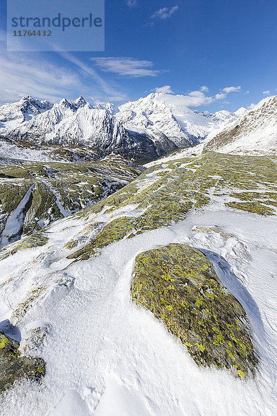 Sonnenschein und Schnee auf der Alpe Fora mit dem Monte Disgrazia im Hintergrund  Malenco Tal  Provinz Sondrio  Valtellina  Lombardei  Italien  Europa