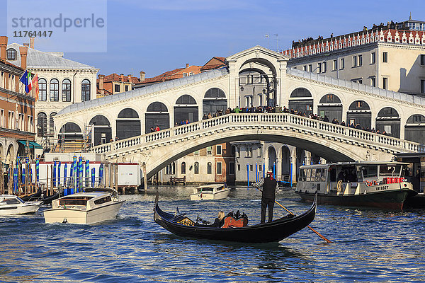 Gondel auf dem Canal Grande und der Rialto-Brücke im Winter  Venedig  UNESCO-Weltkulturerbe  Venetien  Italien  Europa
