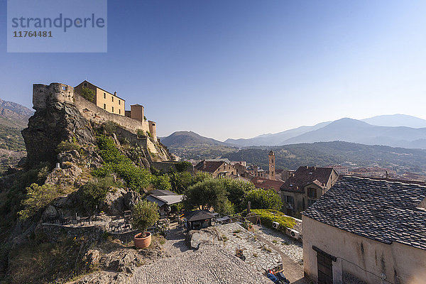 Blick auf die Altstadt der Zitadelle von Corte  die auf einem von Bergen umgebenen Hügel liegt  Haute-Corse  Korsika  Frankreich  Europa