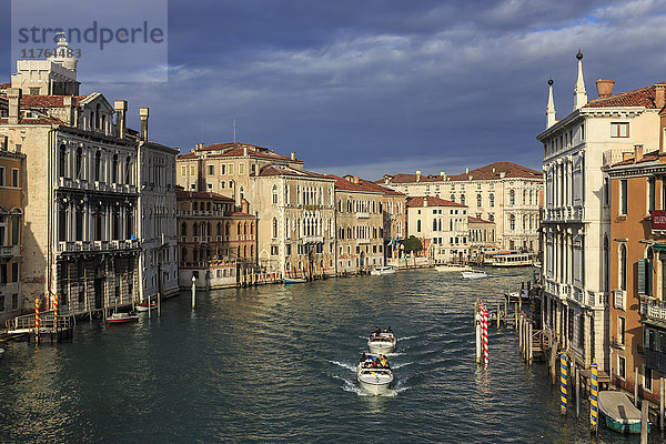 Canal Grande von der Accademia-Brücke im Winter Morgensonne  Venedig  UNESCO-Weltkulturerbe  Venetien  Italien  Europa