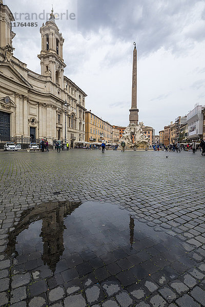 Piazza Navona mit dem Brunnen der vier Flüsse und dem ägyptischen Obelisken  Rom  Latium  Italien  Europa