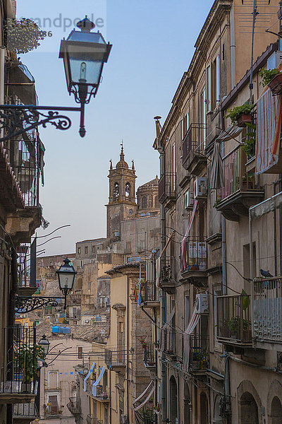 Straßenlaternen und Häuser in den typischen Gassen der Altstadt  Caltagirone  Provinz Catania  Sizilien  Italien  Europa