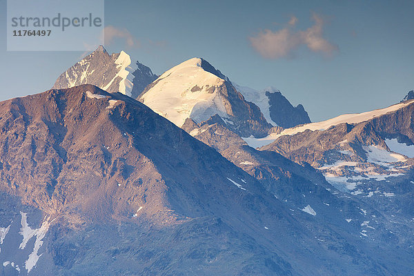 Die hohen Gipfel teilweise mit Schnee bedeckt  Muottas Muragl  Samedan  Kanton Graubünden  Engadin  Schweiz  Europa