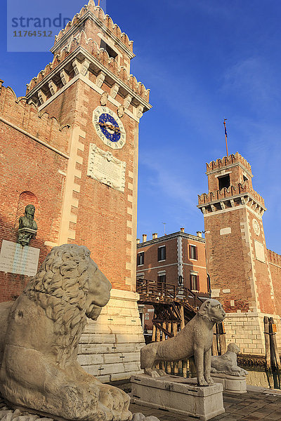 Geschnitzte Löwen  Eingang zum Arsenale (Marinewerft)  in winterlicher Nachmittagssonne  Castello  Venedig  UNESCO-Weltkulturerbe  Venetien  Italien  Europa