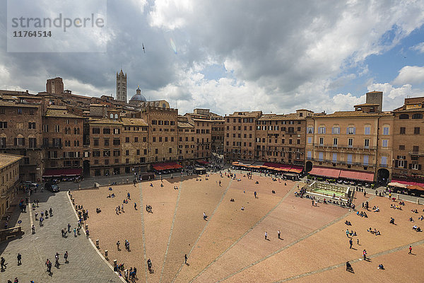 Blick von oben auf die Piazza del Campo mit den historischen Gebäuden und dem Brunnen Fonte Gaia  Siena  UNESCO-Weltkulturerbe  Toskana  Italien  Europa