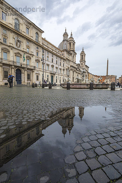 Piazza Navona mit dem Brunnen der vier Flüsse und dem ägyptischen Obelisken  Rom  Latium  Italien  Europa