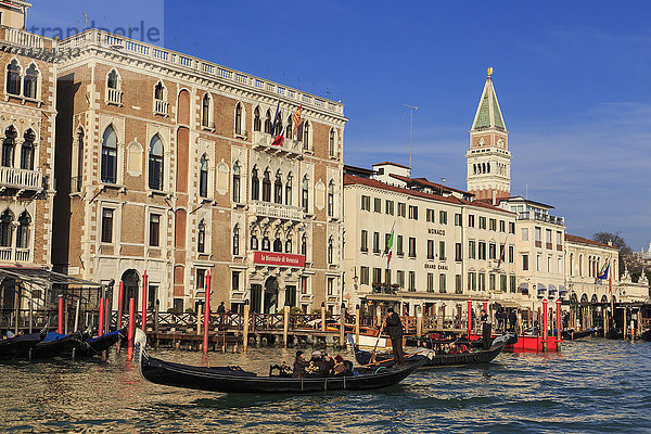 Gondeln auf dem Canal Grande  Winternachmittagssonne  Venedig  UNESCO-Weltkulturerbe  Venetien  Italien  Europa