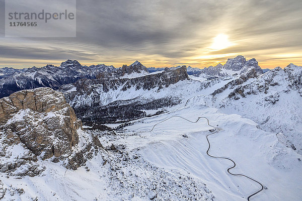 Luftaufnahme der verschneiten Gipfel des Giau-Passes Ra Gusela und Lastoi De Formin  Cortina d'Ampezzo  Dolomiten  Venetien  Italien  Europa