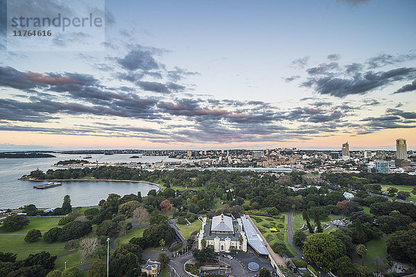 Blick über den Hafen von Sydney nach Sonnenuntergang  Sydney  New South Wales  Australien  Pazifik