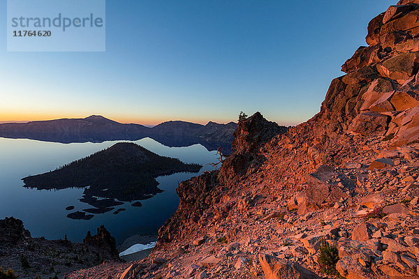 Wizard Island und das ruhige Wasser des Crater Lake in der Morgendämmerung  dem tiefsten See der USA  Teil der Cascade Range  Oregon  Vereinigte Staaten von Amerika  Nordamerika