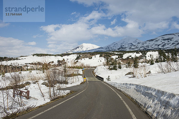 Straße  die durch die schneebedeckten Berge des Daisetsuzan-Nationalparks führt  UNESCO-Welterbe  Hokkaido  Japan  Asien