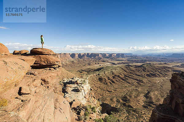 Frau bewundert die Landschaft  Canyonlands National Park  Moab  Utah  Vereinigte Staaten von Amerika  Nordamerika