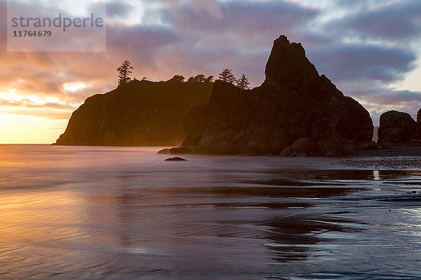 Abenddämmerung am Ruby Beach im Olympic National Park  UNESCO-Weltkulturerbe  an der Küste des pazifischen Nordwestens  Staat Washington  Vereinigte Staaten von Amerika  Nordamerika
