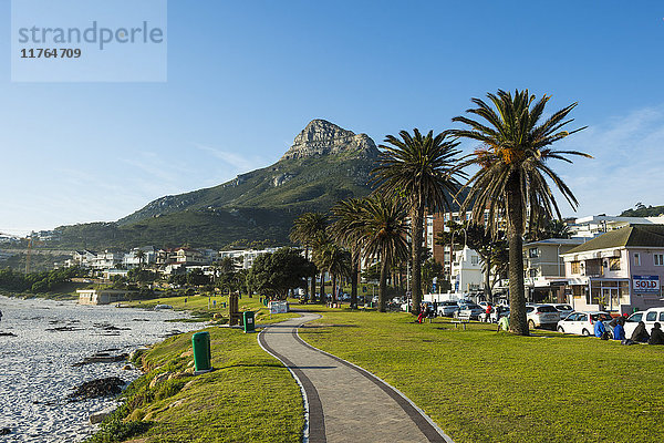 Waterfront von Camps Bay mit dem Lions Head im Hintergrund  Vorort von Kapstadt  Südafrika  Afrika