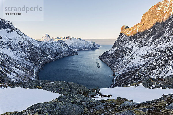 Panorama der Gipfel des Ornfjorden mit dem Dorf Fjordgard und dem Berg Segla im Hintergrund  Senja  Troms  Norwegen  Skandinavien  Europa