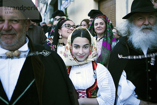 Die Menschenmenge in traditioneller Kleidung wartet auf den Durchgang des Heiligen Antioco  Sant'Antioco  Sardinien  Italien  Europa