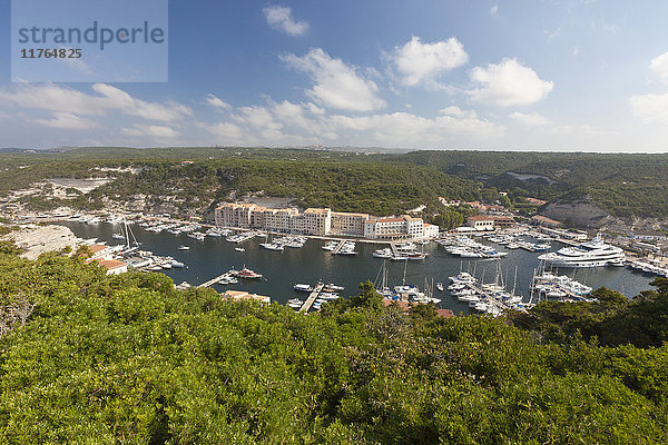 Grüne Vegetation umgibt die mittelalterliche Stadt und den Hafen  Bonifacio  Korsika  Frankreich  Mittelmeer  Europa