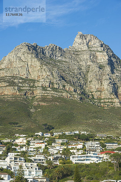 Camps Bay mit dem Tafelberg im Hintergrund  Vorort von Kapstadt  Südafrika  Afrika