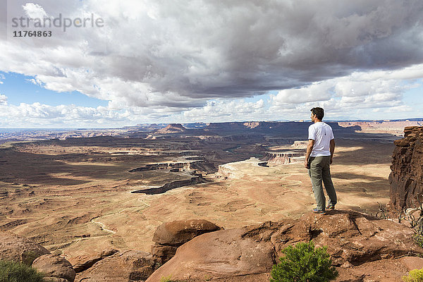 Mann mit Blick auf die Landschaft im Canyonlands National Park  Moab  Utah  Vereinigte Staaten von Amerika  Nordamerika
