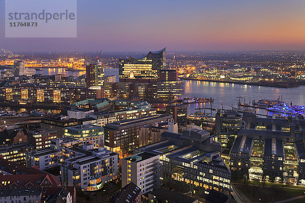 Blick über HafenCity und Elbphilharmonie bei Sonnenuntergang  Hamburg  Hansestadt  Deutschland  Europa