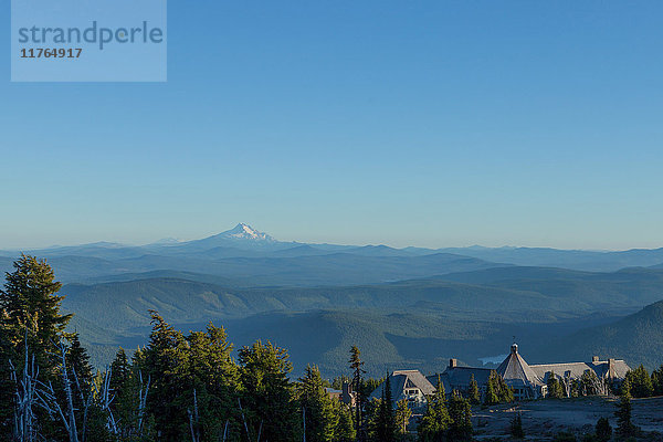 Timberline Lodge Hotel und Mount Jefferson vom Mount Hood aus gesehen  Teil der Cascade Range  Region Pazifischer Nordwesten  Oregon  Vereinigte Staaten von Amerika  Nordamerika