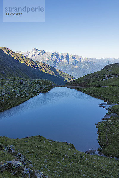 Der Alpensee umrahmt das grüne Tal und das Rifugio Bozzi  Val Di Viso  Camonica Tal  Provinz Brescia  Lombardei  Italien  Europa