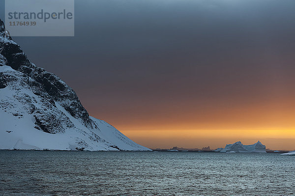 Sonnenuntergang im Lemaire-Kanal  Antarktis  Polarregionen