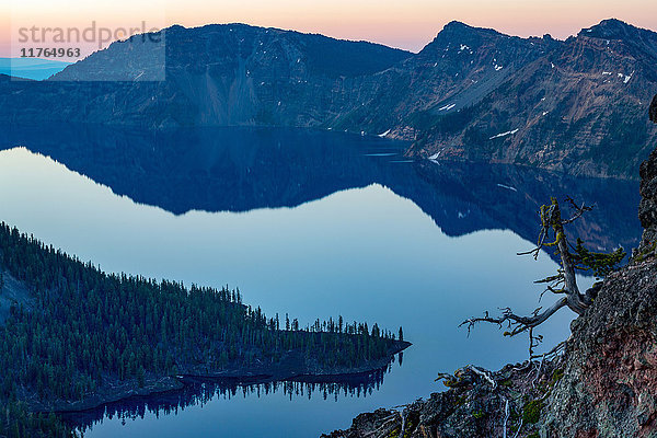 Wizard Island und das ruhige Wasser des Crater Lake in der Morgendämmerung  dem tiefsten See der USA  Teil der Cascade Range  Oregon  Vereinigte Staaten von Amerika  Nordamerika