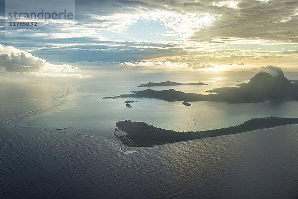 Luftaufnahme von Bora Bora  Gesellschaftsinseln  Französisch-Polynesien  Pazifik