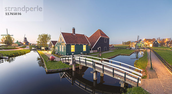 Panorama der Holzhäuser und Windmühlen des typischen Dorfes Zaanse Schans in der Abenddämmerung  Nordholland  Niederlande  Europa
