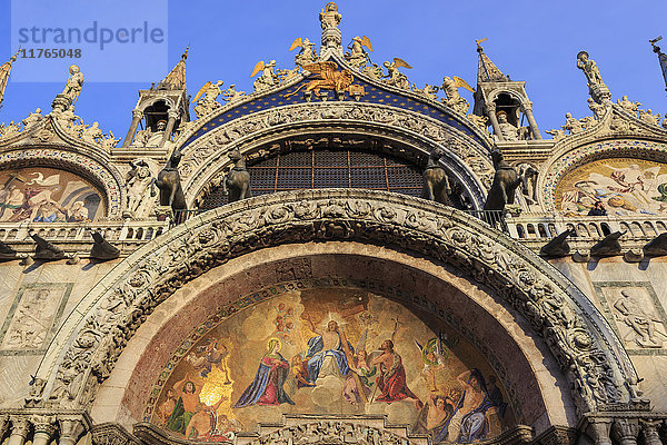 Goldene Außenmosaike der Basilika San Marco in der späten Nachmittagssonne im Winter  Venedig  UNESCO-Weltkulturerbe  Venetien  Italien  Europa