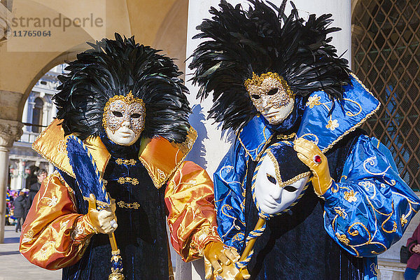 Bunte Masken und Kostüme des Karnevals von Venedig  weltweit bekanntes Fest  Venedig  Venetien  Italien  Europa