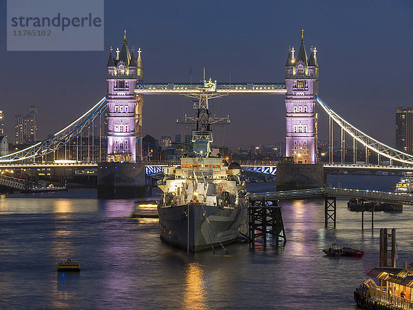 Tower Bridge und HMS Belfast an der Themse in der Abenddämmerung  London  England  Vereinigtes Königreich  Europa