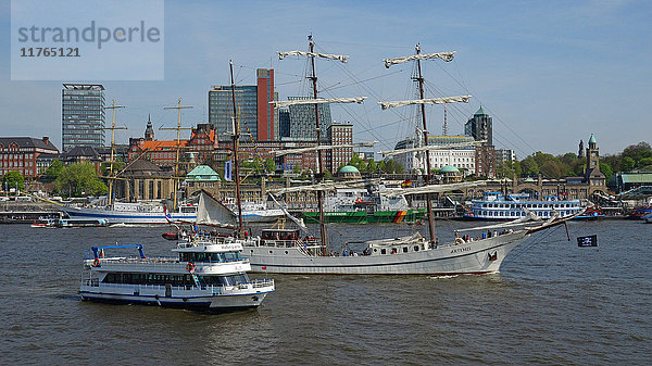 Elbe an den Landungsbrücken  Hamburg  Deutschland  Europa