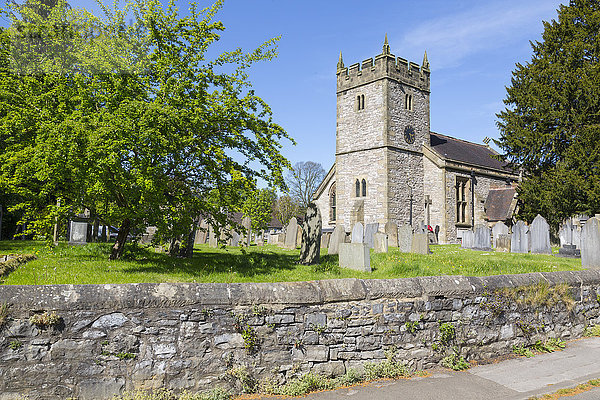 Die Pfarrkirche in Ashford im Wasser im Frühling  Derbyshire Dales  Derbyshire  England  Vereinigtes Königreich  Europa