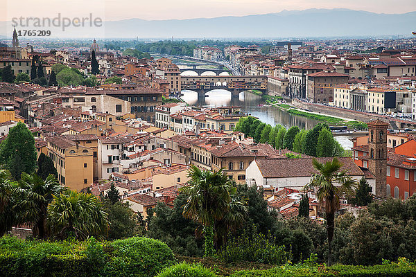 Florenz-Panorama vom Piazzale Michelangelo mit Ponte Vecchio  Florenz  UNESCO-Weltkulturerbe  Toskana  Italien  Europa