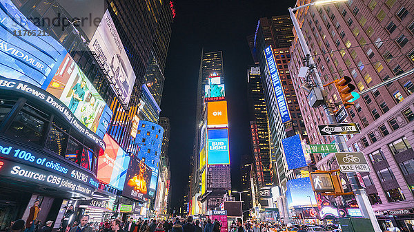 Times Square bei Nacht  New York City  Vereinigte Staaten von Amerika  Nordamerika