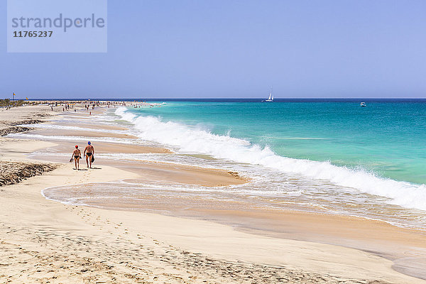 Touristen spazieren am Sandstrand  Ponta Preta Strand  Santa Maria  Insel Sal  Kap Verde  Atlantik  Afrika