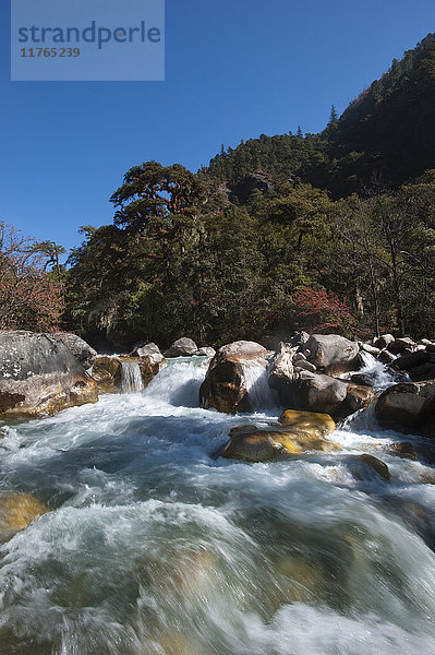 Schnell fließendes Schmelzwasser bei Thangthanka in Bhutan  Asien