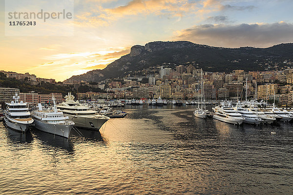 Lebhafter Sonnenuntergang über Superjachten  glamouröser Hafen von Monaco (Port Hercules)  vom Meer aus  Monte Carlo  Monaco  Cote d'Azur  Mittelmeer  Europa