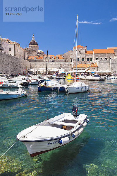 Fischerboot und klares Wasser im Alten Hafen  Altstadt von Dubrovnik  Dubrovnik  Dalmatinische Küste  Kroatien  Europa