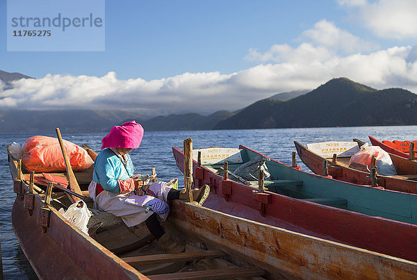 Mosu-Frau im Boot  Luoshui  Lugu-See  Yunnan  China  Asien