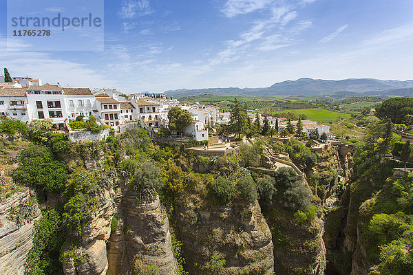 Blick auf Ronda und die andalusische Landschaft von Puente Nuevo  Ronda  Andalusien  Spanien  Europa
