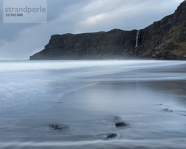 Auflaufende Wellen am Strand von Talisker Bay  Isle of Skye  Innere Hebriden  Schottland  Vereinigtes Königreich  Europa