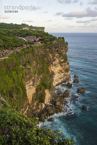 Die steilen Klippen im Bereich des Uluwatu-Tempels (Pura Luhur Uluwatu)  Uluwatu  Bali  Indonesien  Südostasien  Asien