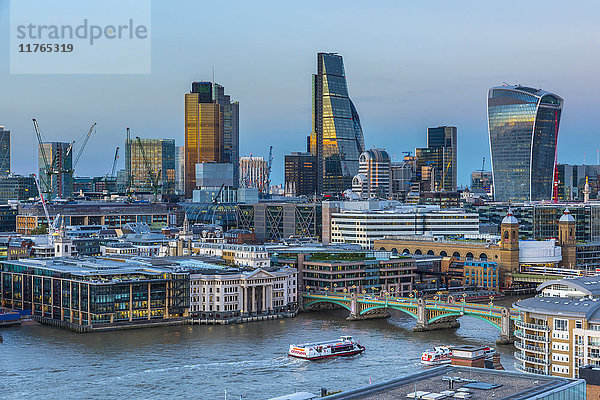 Skyline der Stadt London  Tower 42  The Cheesegrater und Walkie Talkie-Wolkenkratzer  London  England  Vereinigtes Königreich  Europa